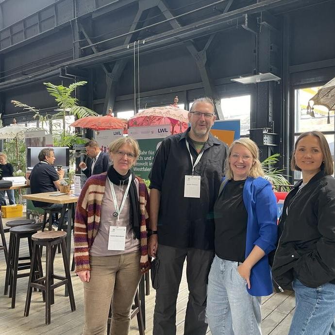 Wencke Meiertoberens (Kreis Gütersloh), Jochen Thiemann (Stadt Marl), Iris Echterhoff (LWL) und Jana Zimmermann (Stadt Menden) (vergrößerte Bildansicht wird geöffnet)