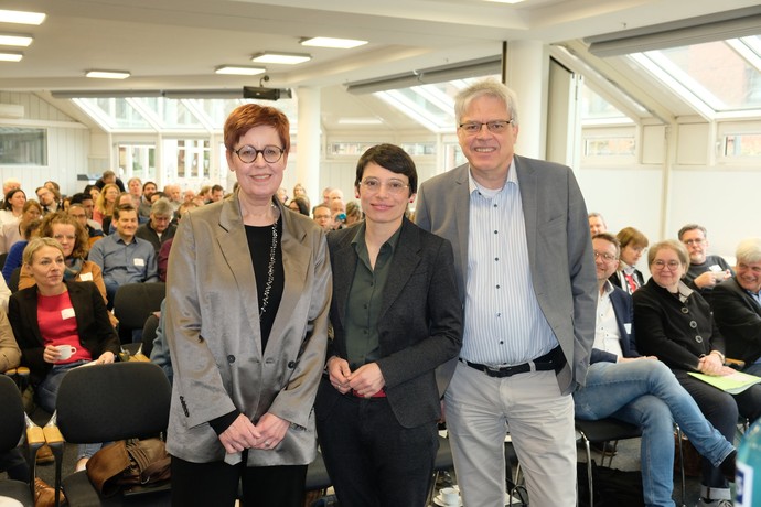 Brigit Westers, Leiterin LWL-Landesjugendamt Westfalen, Ministerin Josefine Paul, Knut Dannat, Leiter LVR-Landesjugendamt Rheinland