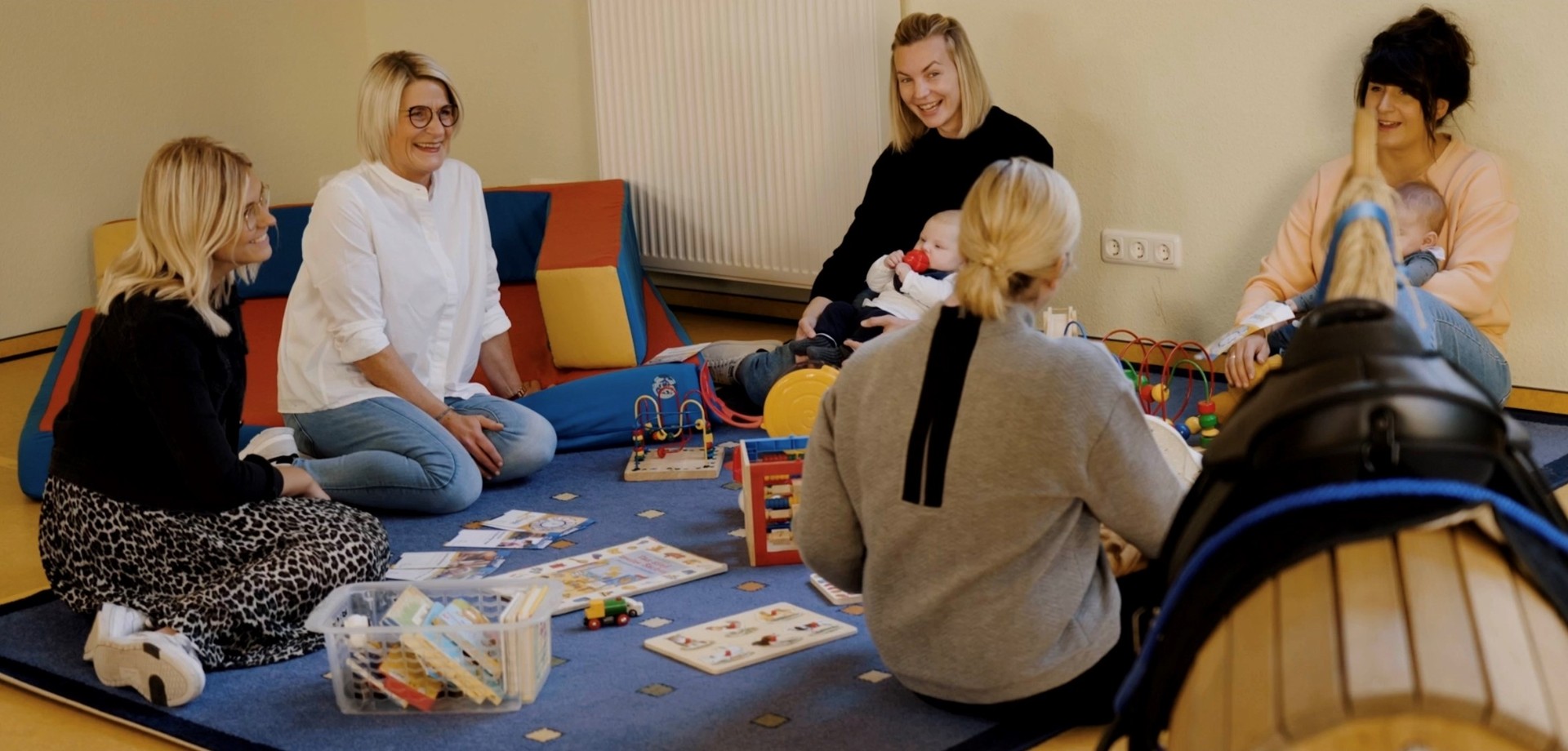 Frauen sitzen auf Spielteppich mit Kleinkind, (c) BAG Landesjugendämter