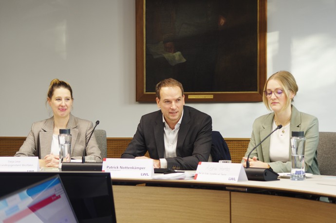 (v.l.) Darja Liese und Patrick Nottenkämper (beide LWL-Landesjugendamt) sowie Aisha Hardes (Kommunaler Sozialdienst des Jugendamtes der Stadt Münster)