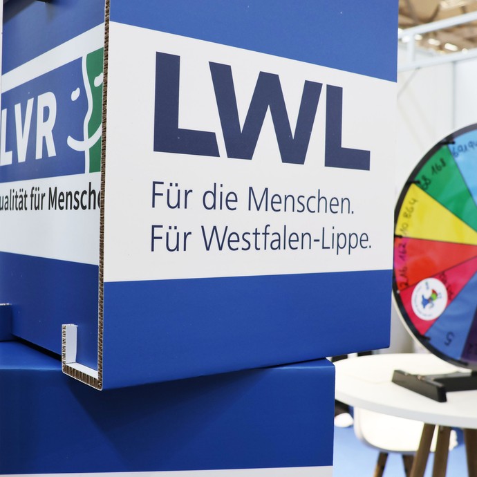 Würfel mit den Logos der beiden Landschaftsverbände LWL und LVR. (vergrößerte Bildansicht wird geöffnet)